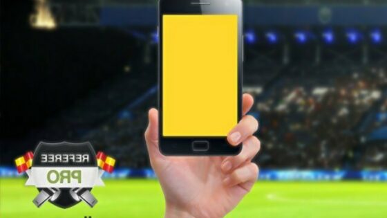 Nogometni sodniki bodo odslej namesto kartonov uporabljali kar pametne telefone.