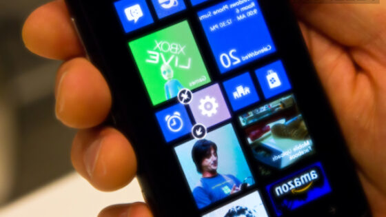 Microsoft bi z lastnim mobilnikom po vsej verjetnosti pokopal partnersko podjetje Nokia.