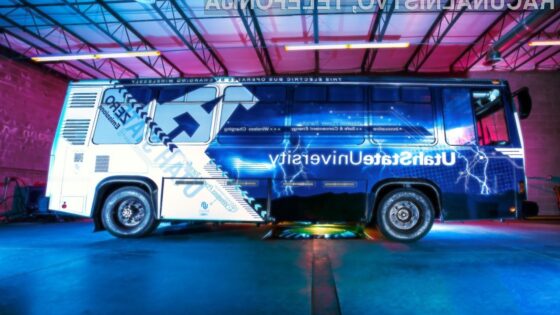 Avtobus Aggie svoje baterije polni s pomočjo posebnih polnilnih plošč.