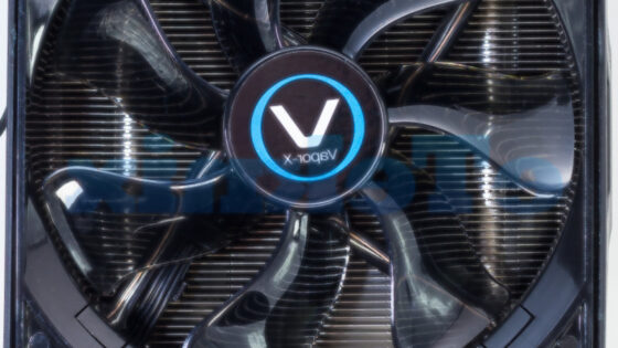 Hladilnik Vapor-X se lahko pohvali kar z dvema ventilatorjema, čigar vrtenje lahko kontroliramo preko PWM kontrolnika.