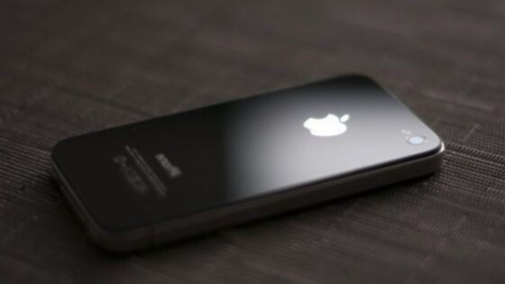 Cenejši Applov mobilnik iPhone naj bi bil opremljen z ohišjem iz plastike.