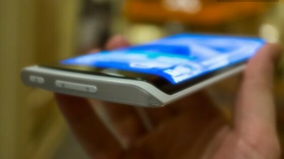Pametni mobilni telefoni z upogljivim zaslonom OLED bi pri nas zagotovo šli v prodajo kot vroče žemljice.