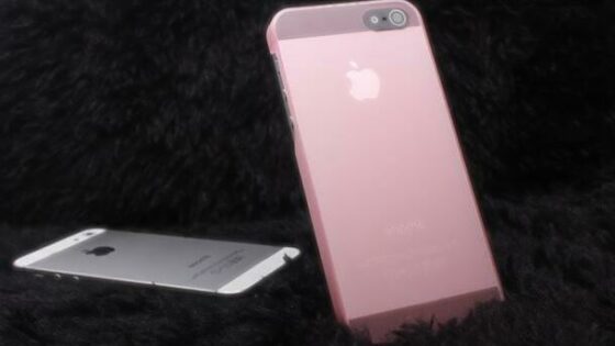 Novi iPhone bo kupcem tako kot iPod Touch na voljo v različnih barvah.