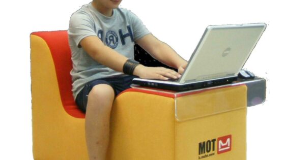 Tomy: inovativen ergonomski stol za delo s prenosnikom