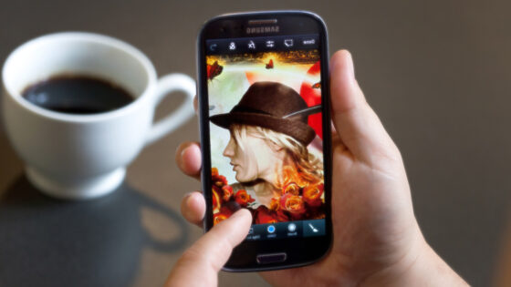 Adobe je predstavil nov mobilni Photoshop prilagojen za pametne telefone.
