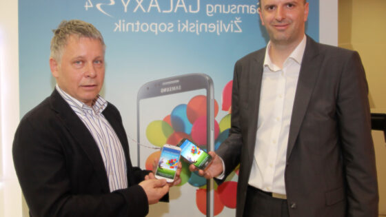 Bernard Purkart, vodja prodaje Samsung Slovenija, in Tomo Štuflek, direktor prodaje Telekoma Slovenije.