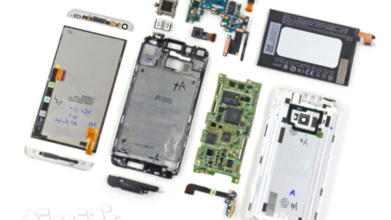 Razstavljanje HTC-jevega modela ONE, bo za nevešče mobilnih popravil precej težavna naloga.