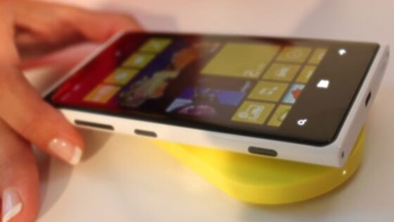 Nokia Lumia 928 naj bi prodajne police ugledala že proti koncu pomladi.