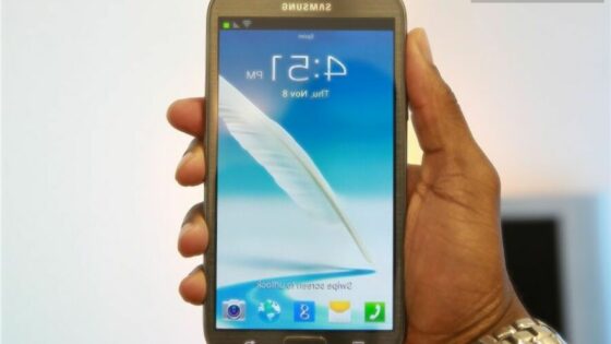 Gigantski mobilnik Samsung Galaxy Note 3 bo naprodaj že konec poletja!