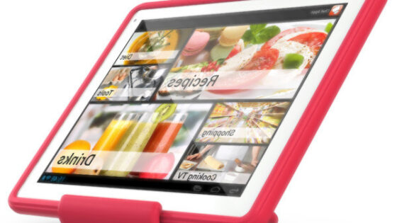 Tablični računalnik Archos ChefPad se najbolje "znajde" na kuhinjskem pultu.