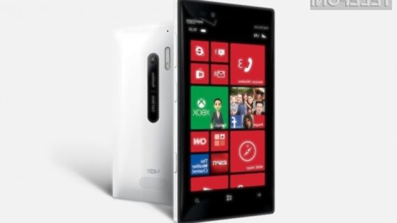 Pametni mobilni telefon Nokia Lumia 928 bo na voljo z ohišjem tako v črni kot beli barvi.