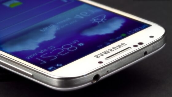 Pametni mobilni telefon Samsung Galaxy S4 je prepričal z izjemnim zaslonom in bogato paleto edinstvenih funkcij.