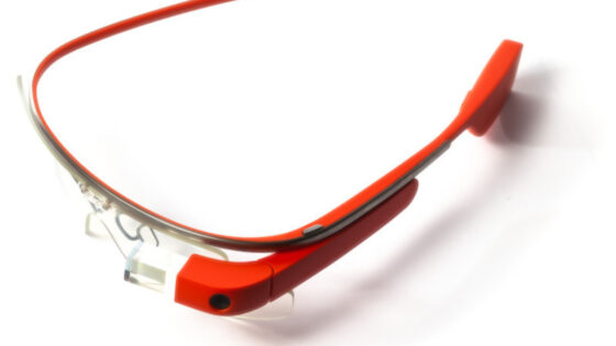 Googlova večpredstavnostna očal Glass so grajena na sila preprost način!