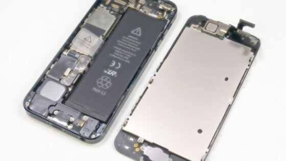 Novi Applov pametni mobilni telefon iPhone 5S naj bi se bistveno ne razlikoval od njegovega predhodnika.