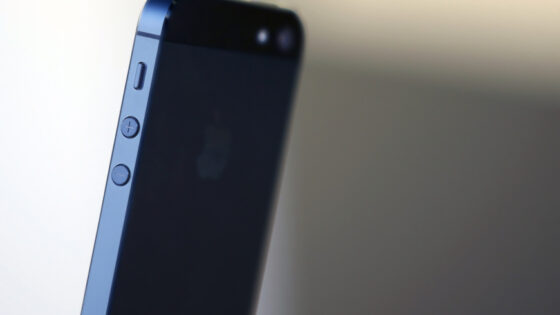 Uporabniki storitev mobilne telefonije mobilniku iPhone 5 očitajo kopico napak in pomanjkljivosti!