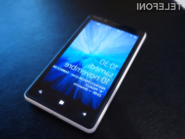Pametni mobilni telefon Nokia Lumia 825 naj bi na prodajne police trgovin prispel že v drugi polovici septembra.