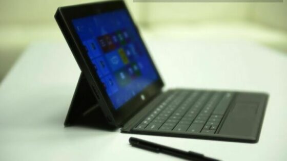 Microsoft naj bi manjši tablični računalnik Surface ponudil v prodajo še pred koncem leta.