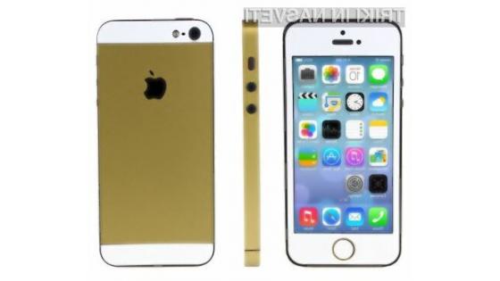 Za preobrazbo mobilnika iPhone 5 v zlati iPhone 5S potrebujemo le nekaj potrpljenja in posebne nalepke podjetja MobileFun.