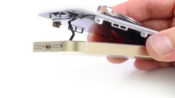 Pametni mobilni telefon Apple iPhone 5S si je glede popravljivosti prislužil le šest točk od možnih deset
