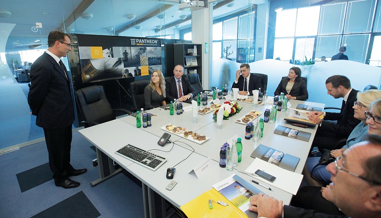 Vladni delegaciji Litve in Slovenije v Datalabovi sejni sobi