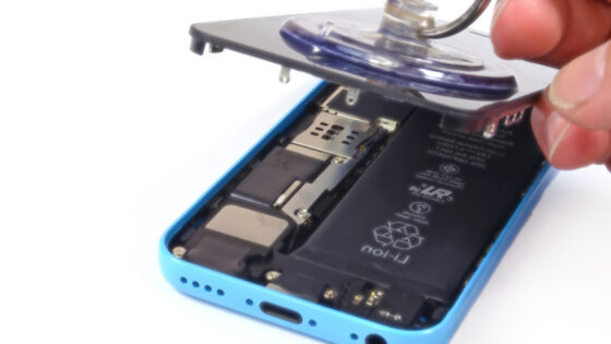 Pametni mobilni telefon iPhone 5C je vse prej kot enostavno popravljiv!