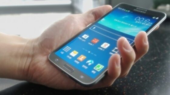 Prvi tovarniško upognjen mobilnik Samsung Galaxy Round bo zlahka prepričal tudi najzahtevnejše uporabnike!