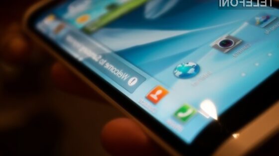 Samsungov mobilnik z dvema »dodatnima« zaslonoma bo naprodaj v drugi polovici naslednjega leta.