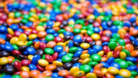 Razraščanje bombonov Skittles in M&M's po barvah še nikoli ni bilo enostavnejše!