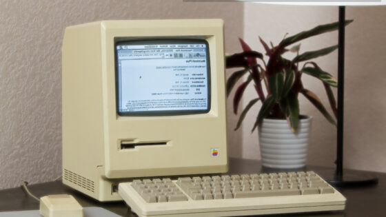 27 star Mac Plus se je spopadel z današnjim internetom.