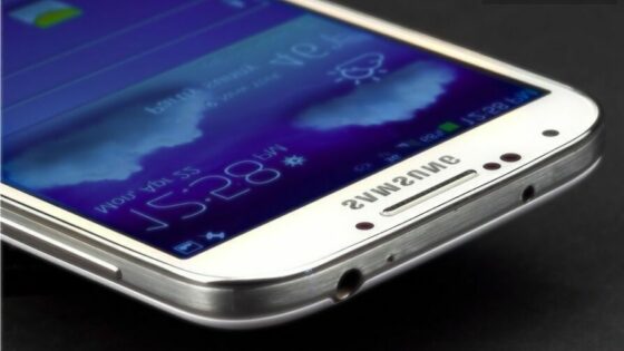 Pametni mobilni telefon Samsung Galaxy S5 naj bi bil vsaj za razred boljši od konkurence!