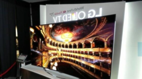 Ukrivljen televizor OLED s 77-palčno diagonalo ponuja izjemno uporabniško izkušnjo!