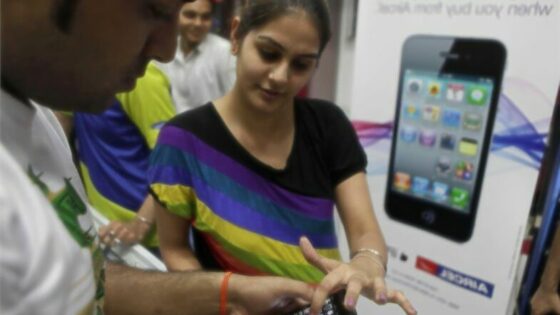Za vstopno različico mobilnika iPhone 4 bo v Indiji potrebno odšteti le preračunanih 177 evrov.