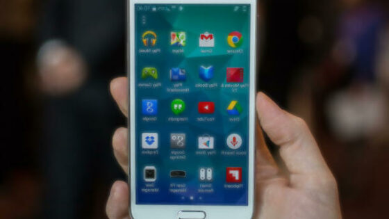 Pametni mobilni telefon Galaxy S5 bo vendarle na voljo tako s 4-jedrnim kot 8-jedrnim procesorjem.