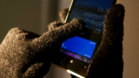 Pri novih mobilnikih in tablicah Nokia Lumia naj bi bilo za vnos ukazov mogoče uporabljati tudi okvir zaslona.