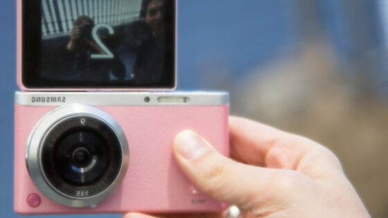 Samsung lastnikom fotoaparata družine NX mini obljublja izjemno kakovostne fotografije »selfie«.