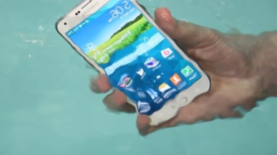Pametnemu mobilnemu telefonu Samsung Galaxy S5 ne more do živega niti pralni stroj!