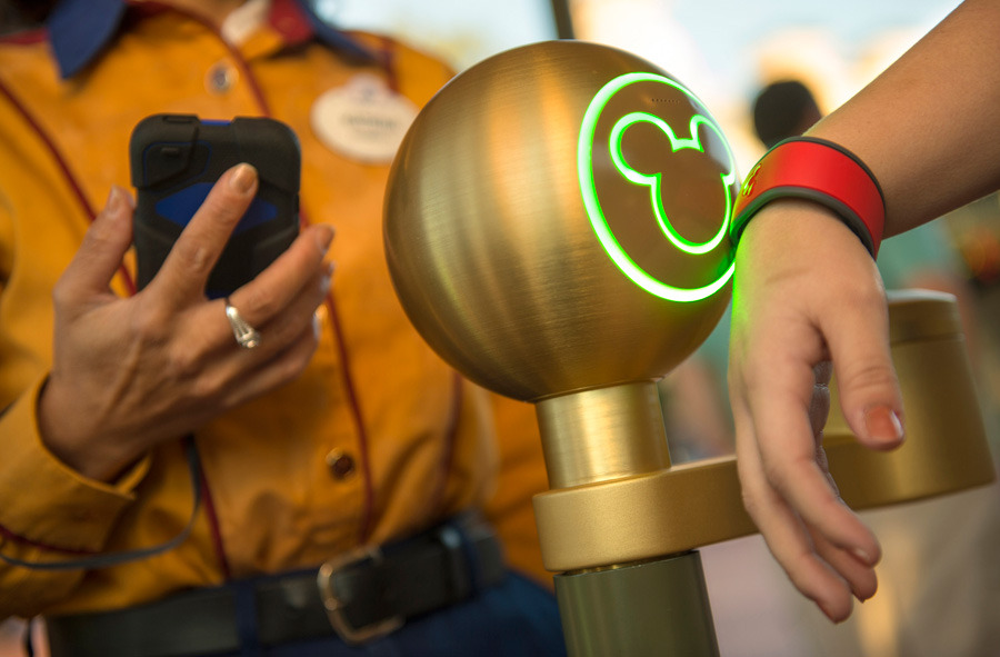 Zakaj se je Disney odločil za RFID zapestnice?