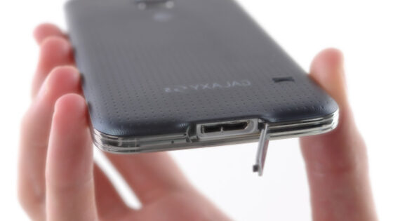 Pametni mobilni telefon Samsung Galaxy S5 si je glede popravljivosti prislužil le pet točk od možnih deset!