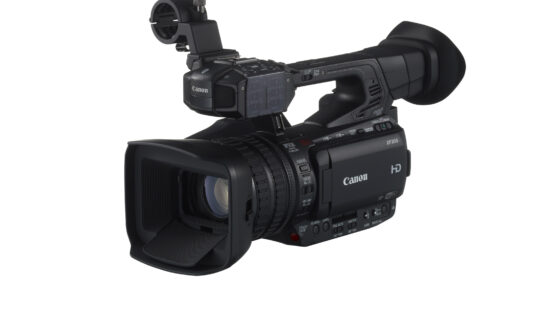 Canon je predstavil kompaktni kameri XF205 in XF200.