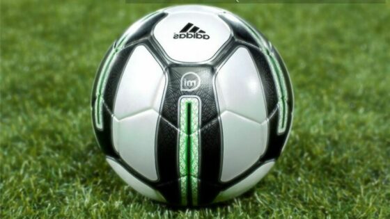 Z uporabo pametne nogometne žoge Adidas miCoach bomo znatno izboljšali kakovost igranja nogometa.