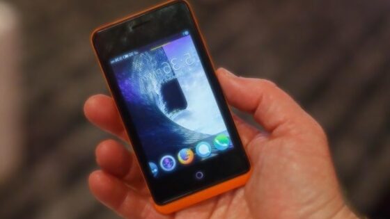 Superpoceni pametni mobilni telefon s sistemom Firefox OS naj bi bil nared za prodajo še pred koncem jeseni.