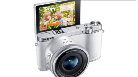 Samsung lastnikom fotoaparata NX 3000 obljublja izjemno kakovostne fotografije »selfie«.