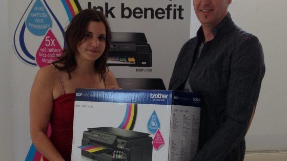 Srečna nagrajenka Katarina in Andrej Zalokar ob predaji tiskalnika