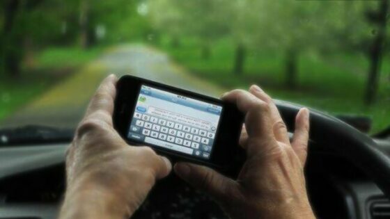 Pisanje in branje kratkih sporočil SMS med vožnjo je lahko tudi usodno!