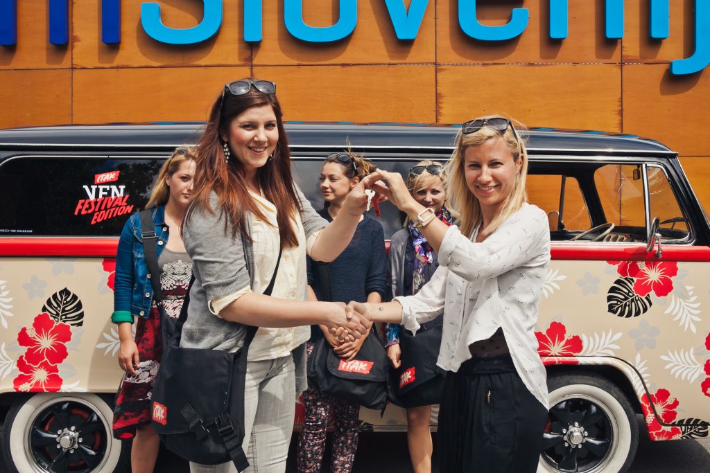 Eva Winkler iz Službe za tržno komuniciranje v Telekomu Slovenije je predala ključe izbranim dekletom