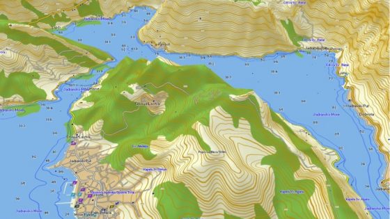 BASECAMP – 3D pogled – veliko topografskih podrobnosti s plastnicami, gorskimi vrhovi, poraščenostjo površin, izobatami in globinami.