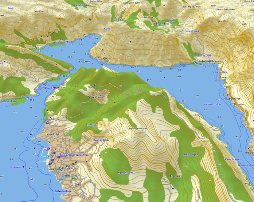 BASECAMP – 3D pogled – veliko topografskih podrobnosti s plastnicami, gorskimi vrhovi, poraščenostjo površin, izobatami in globinami.
