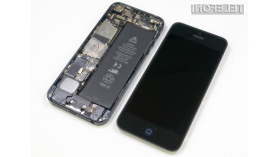 Apple bo baterijo mobilnika iPhone 5 z napako brezplačno zamenjal, če od nakupa mobilne naprave še nista minili dve leti oziroma do 1. marca 2015.