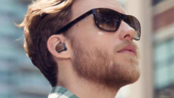 Pametna slušalka Motorola Hint močno poenostavlja uporabo pametnih mobilnikov.