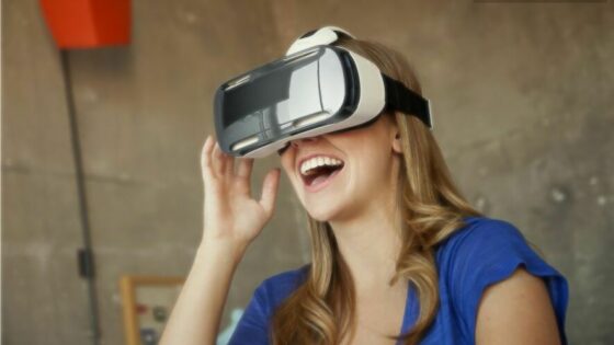 Zasebni zaslon Samsung Gear VR bo zlahka prepričal ljubitelje sodobne tehnologije.
